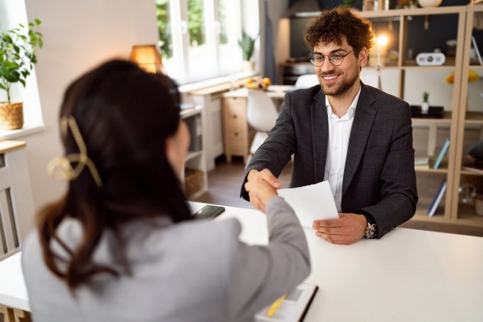 L’entreprise en redressement judiciaire simplifié peut-elle embaucher un salarié ?